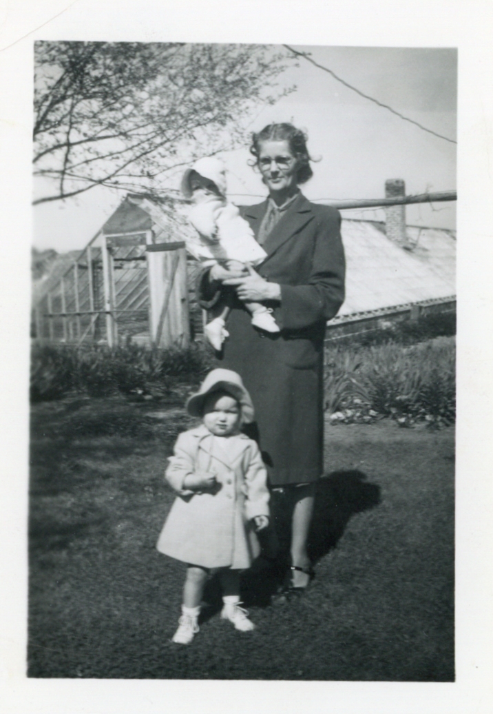 Nieske 'Nettie' Workman - ™Photo, with Children